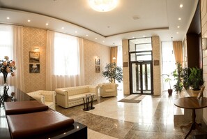 Coin salon dans le hall