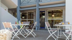 Outdoor dining - B&B Hotel Bordeaux Merignac Hotel De Ville (Merignac)