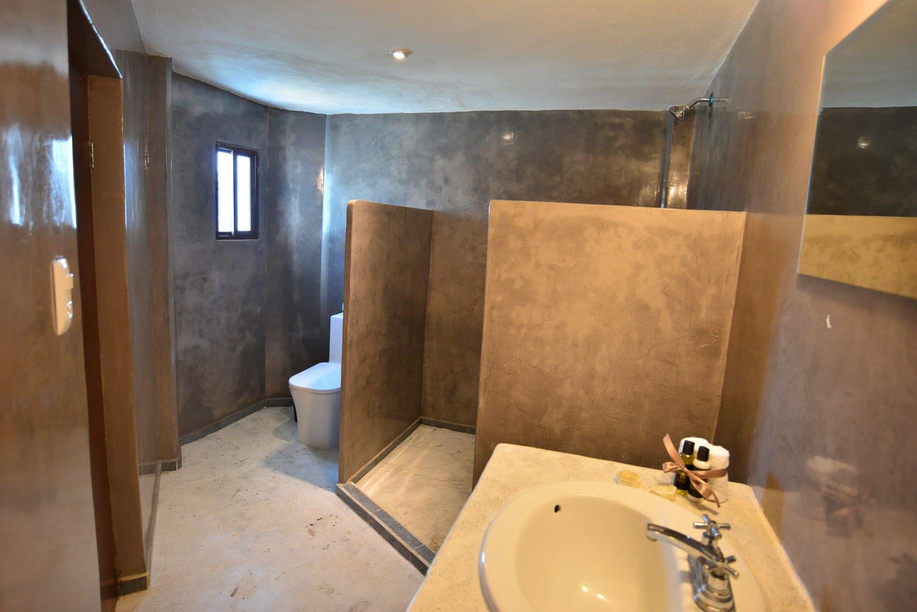 shower, free toiletries, towels