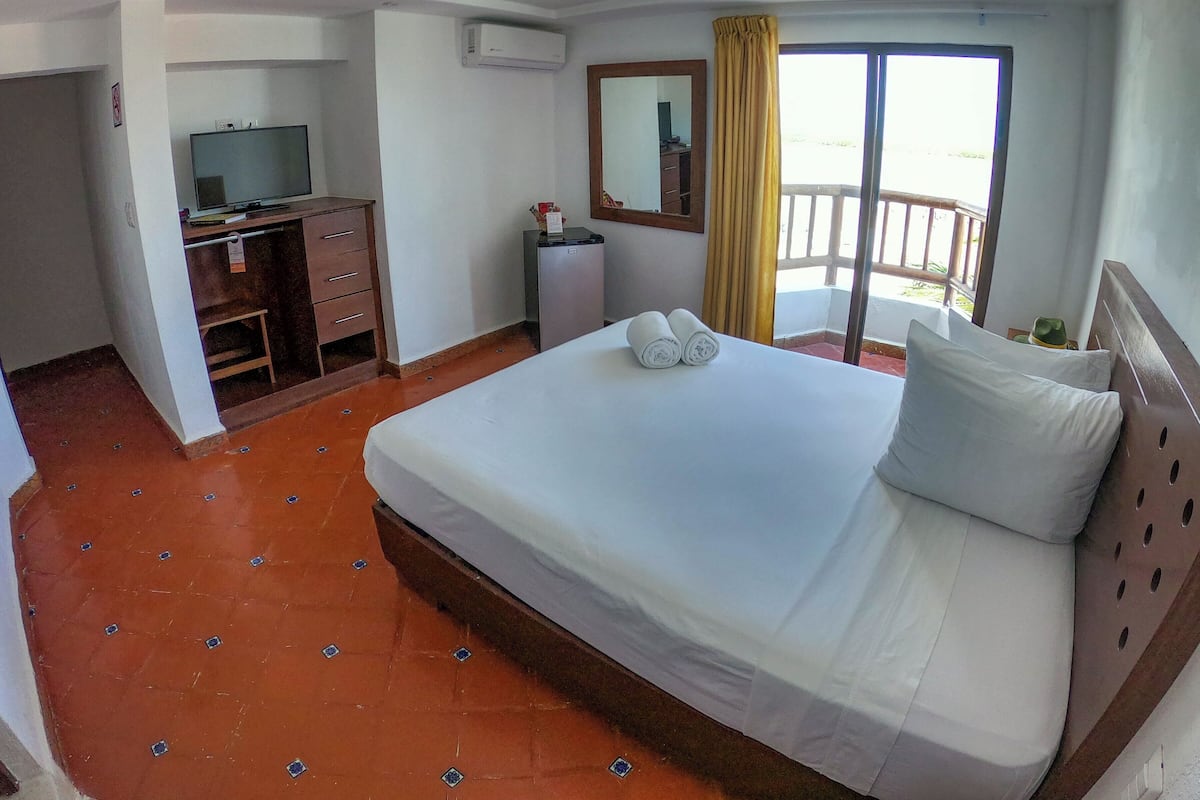 Comfort tweepersoonskamer, gedeeltelijk uitzicht op oceaan | Gratis wifi, beddengoed