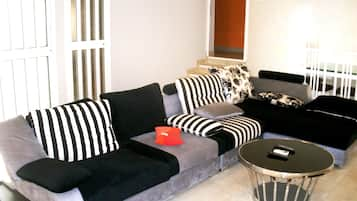 Family Apartment, 3 Bedrooms, Non Smoking | Living room | Flat-screen TV