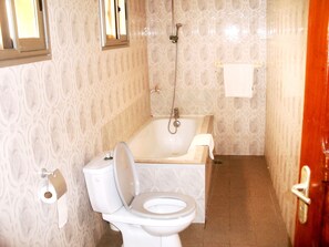 Apartemen Standar, 1 kamar tidur, Bebas Asap Rokok | Kamar mandi | Bathtub besar dan handuk