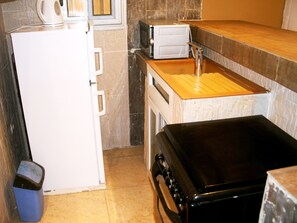 Appartement Standard, 1 chambre, non-fumeurs | Cuisine privée | Grand réfrigérateur, micro-ondes, four, plaque de cuisson