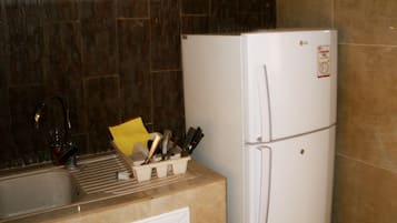 Standard Apartment, 1 Bedroom, Non Smoking | Private kitchen | Full-sized fridge, microwave, oven, stovetop