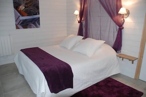 Desk, free WiFi, bed sheets