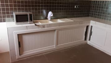 Family Apartment, 3 Bedrooms, Non Smoking | Private kitchen | Full-size fridge, microwave, oven, stovetop