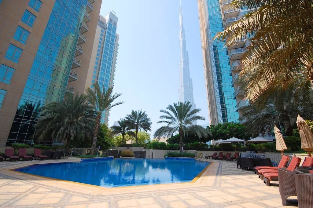 Una piscina al aire libre