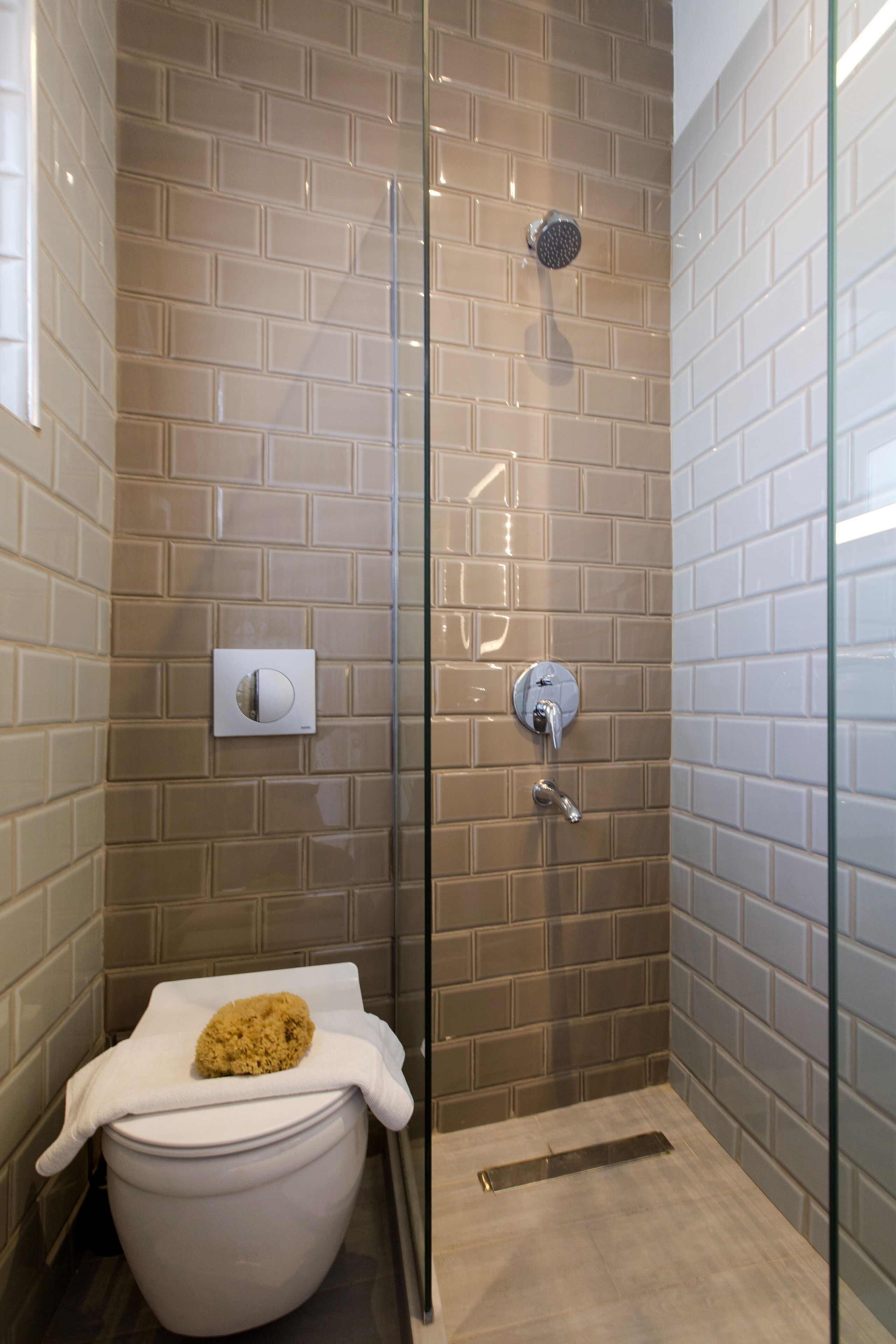 Baño | Regadera, amenidades de baño de diseñador, secadora de cabello, toallas 