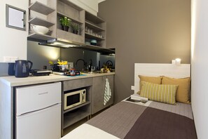 City suite, 1 slaapkamer, kitchenette, uitzicht op stad | Privékitchenette | Een koelkast, een magnetron, een koffiezetapparaat/waterkoker