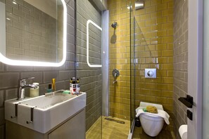 Een douche, designer toiletartikelen, een haardroger, handdoeken
