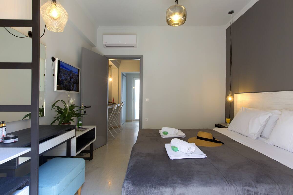 City Suite, 1 Bedroom, Non Smoking, City View | Soundproofing, iron/ironing board (on request), WiFi (free), bed sheets