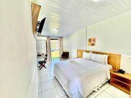 Superior Double Room | Bathroom | Shower, free toiletries, hair dryer, towels