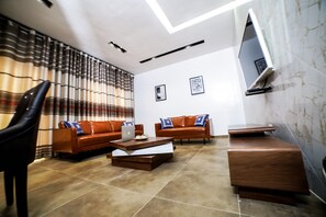 Apartamento familiar, 3 habitaciones, no fumadores | Zona de estar | Televisión de pantalla plana de 42 pulgadas con canales por satélite