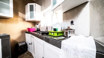 Full-size fridge, microwave, oven, stovetop