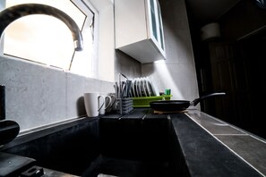 Apartamento familiar, 3 habitaciones, no fumadores | Cocina privada | Frigorífico grande, microondas, horno y placa de cocina