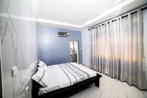 Apartamento familiar, 3 habitaciones, no fumadores | Mobiliario individual, escritorio, cortinas opacas