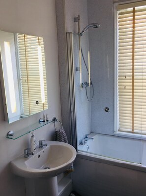 Shower, free toiletries, hair dryer, towels - In-Town Guest Accommodation (York)