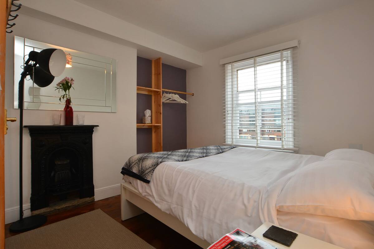 Tiny Double Room | Cortinas blackout, Wi-Fi de cortesia, roupa de cama