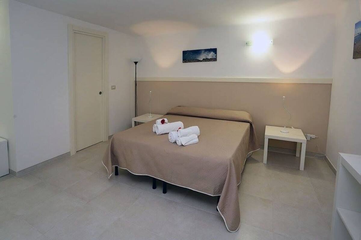 Cots/infant beds, rollaway beds, free WiFi, bed sheets