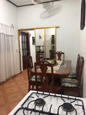 Comfort House, Multiple Beds, Non Smoking | In-room dining
