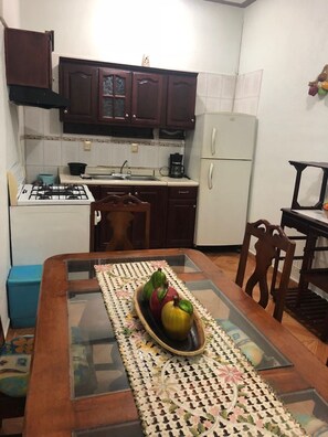 Nhà tiện nghi đơn giản, nhiều giường, không hút thuốc | Bếp riêng | Lò vi sóng, dụng cụ pha cà phê/trà, dụng cụ nấu nướng/bát dĩa/dao nĩa