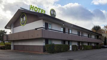 A B&B hotel with a modern design, featuring a flat roof and a two-story structure.