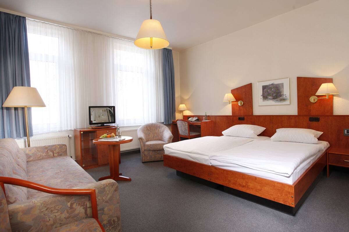 standard double room | in-room safe, desk, soundproofing, free wifi