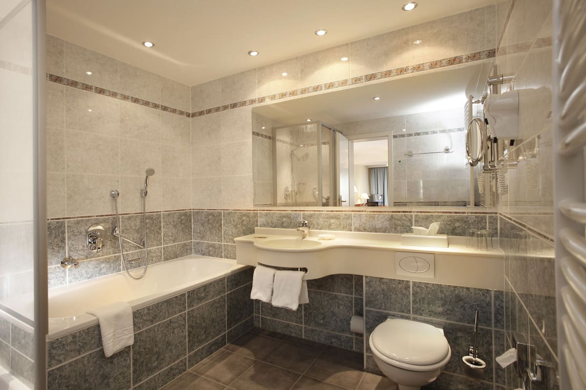 standard double room | bathroom | shower, free toiletries, towels