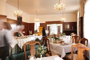 Daily buffet breakfast (EUR 14.50 per person) - Hotel Stadt Hannover oHG (Goettingen)