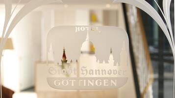 Ein Hotelschild mit der Silhouette eines Gebäudes und dem Namen Hotel Stadt Hannover Göttingen.