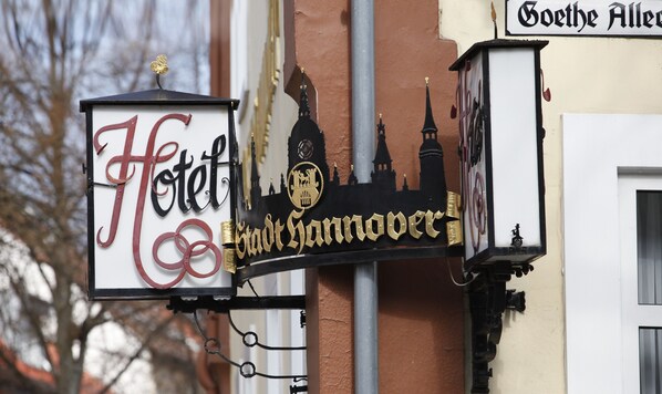 A hotel sign with "Hotel" and "Dr Hansgrove" in stylized lettering, featuring a castle silhouette. - Hotel Stadt Hannover oHG (Goettingen)