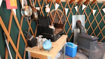 Stovetop, cookware/dishes/utensils
