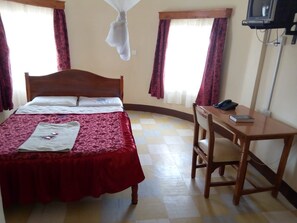 Escritorio, wifi gratis y ropa de cama 