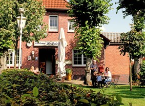 A brick building with a sign reading "Gasthaus, Für Linde". - Hotel & Gasthaus Zur Linde (Kirchlinteln)