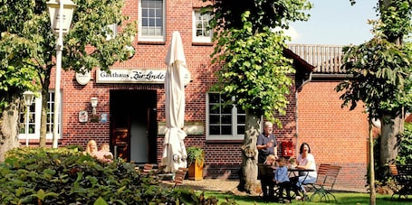 Exterior. Hotel & Gasthaus Zur Linde