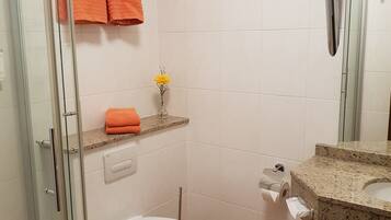 Douche, sĂšche-cheveux, serviettes fournies