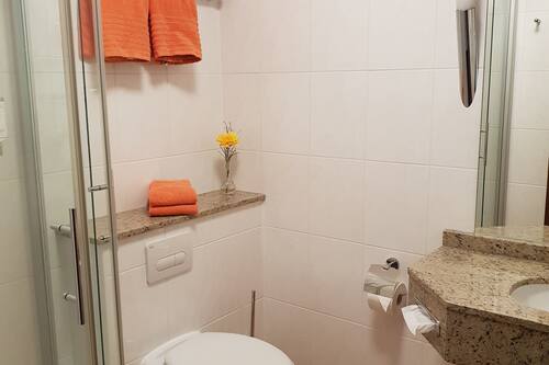 Douche, sèche-cheveux, serviettes fournies