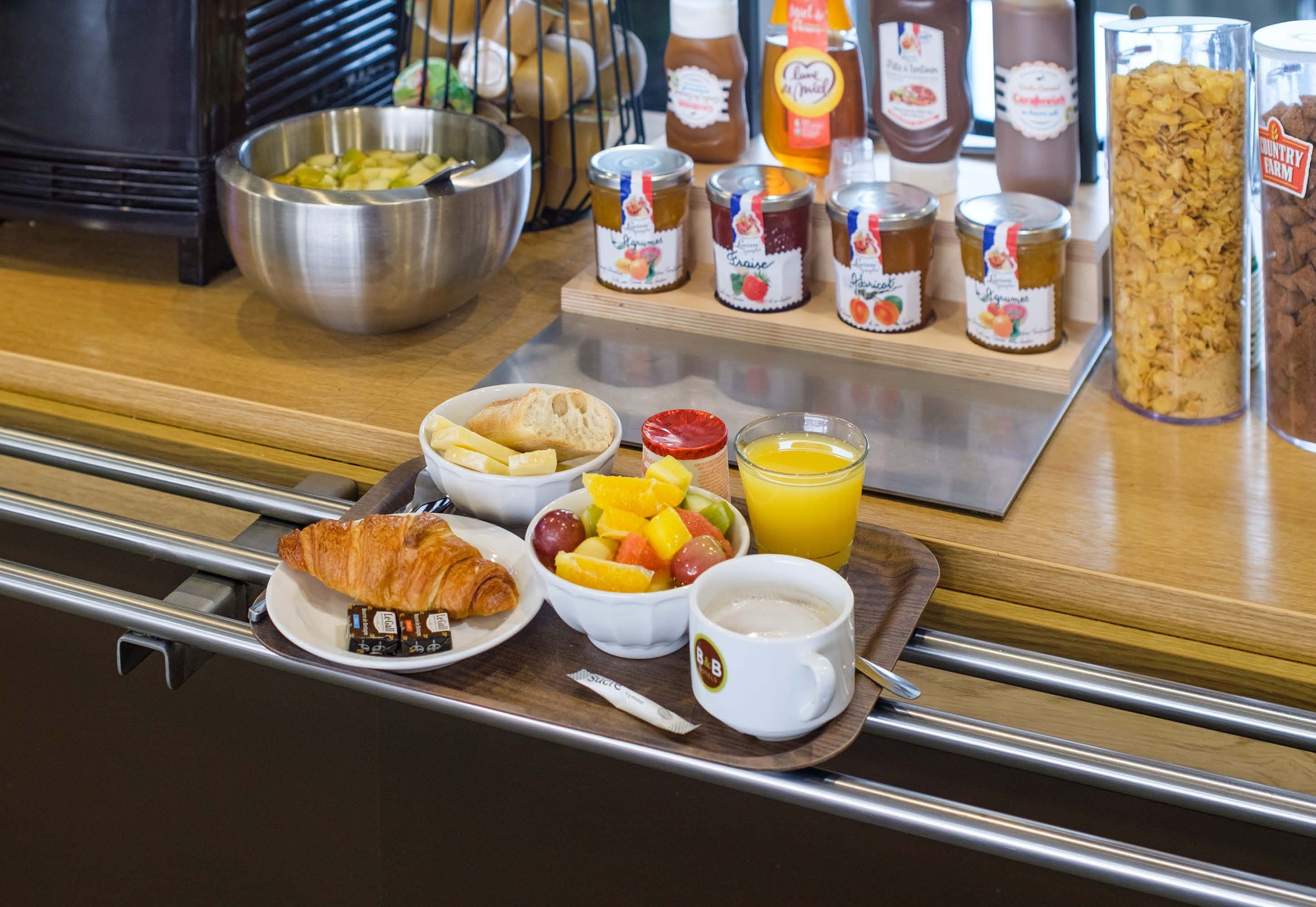 Un bufé de desayuno con diversos alimentos y salsas.