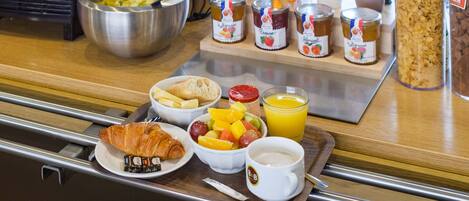 Un bufé de desayuno con diversos alimentos y salsas.