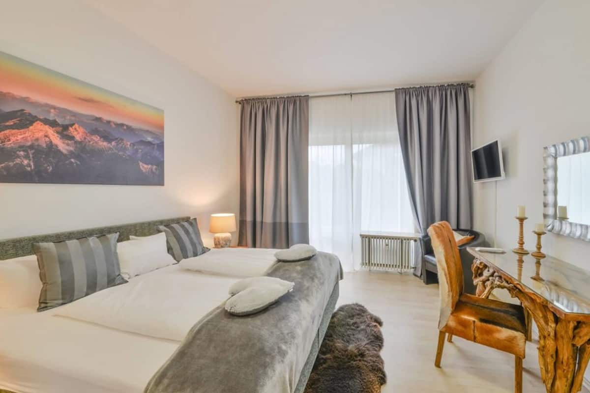 Apartment (Hausberg, incl. cleaning fee) | In-room safe, blackout curtains, iron/ironing board