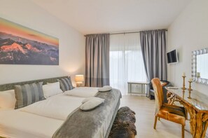 In-room safe, blackout curtains, iron/ironing board - Alpen-Deluxe - Garmisch-Partenkirchen (Garmisch-Partenkirchen)