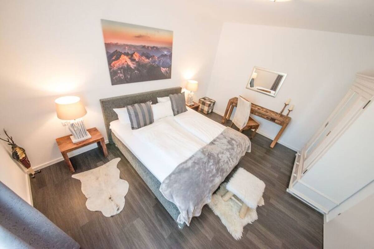 Appartement | Een kluis op de kamer, verduisterende gordijnen