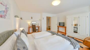 Apartment (Zugspitze Deluxe, incl. cleaning fee) | In-room safe, blackout curtains, iron/ironing board