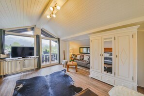 In-room safe, blackout curtains, iron/ironing board - Alpen-Deluxe - Garmisch-Partenkirchen (Garmisch-Partenkirchen)