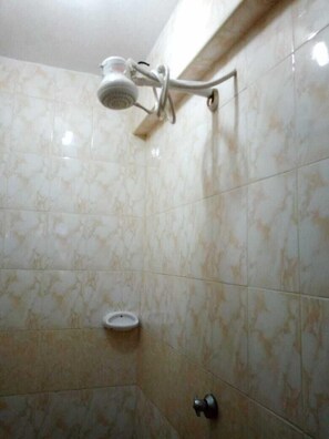 Bathroom shower - Nestwood Hotel (Nanyuki)
