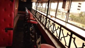 Se sirven almuerzos y cenas, cocina local e internacional