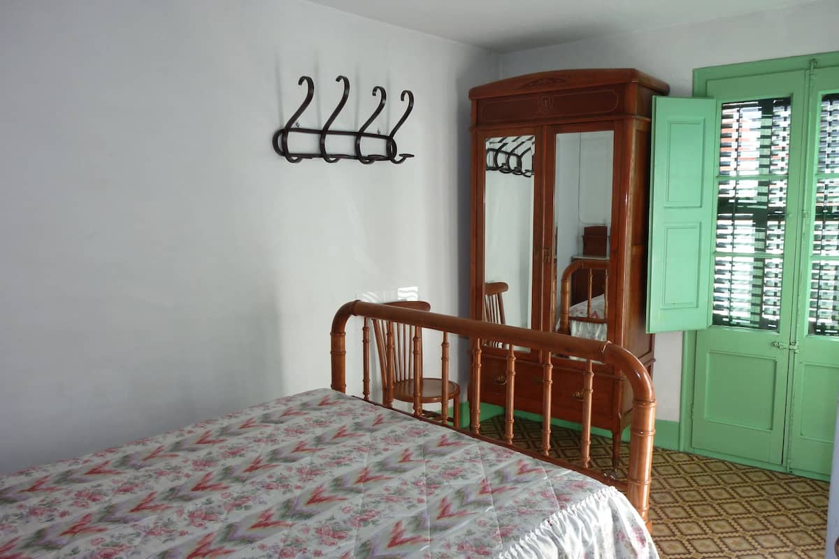Cortinas blackout, wifi gratis y ropa de cama