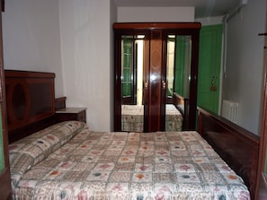 Cortinas blackout, wifi gratis y ropa de cama