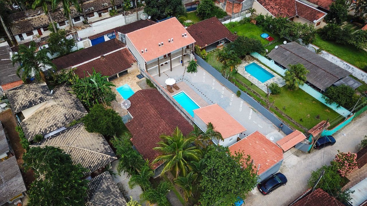 Piscina externa, espreguiçadeiras