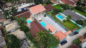 Outdoor pool, pool loungers - Pousada da Árvore (São Sebastião)